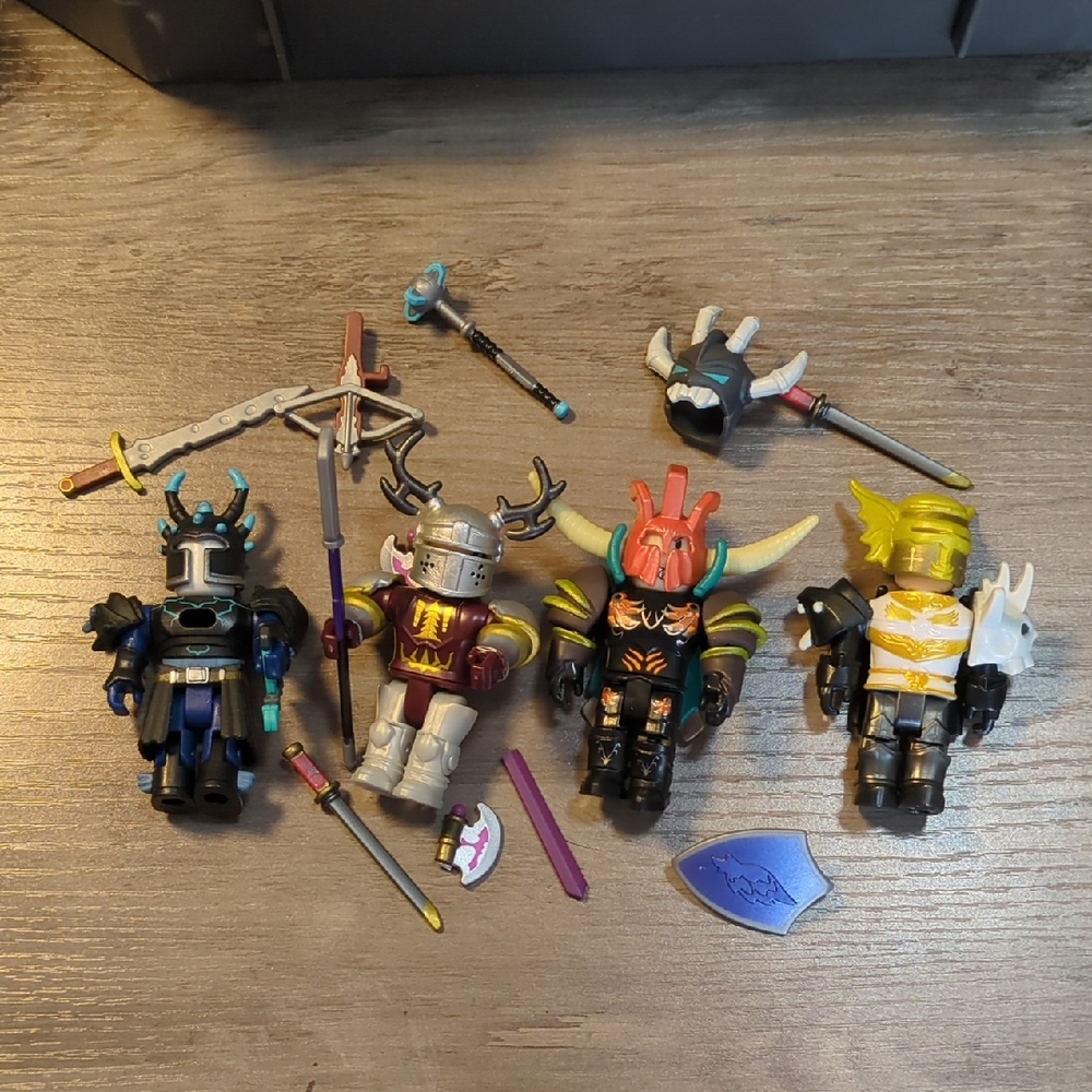 Roblox Sets- 4 Minifigs Mix N Match-Days of Knight Robot Riot